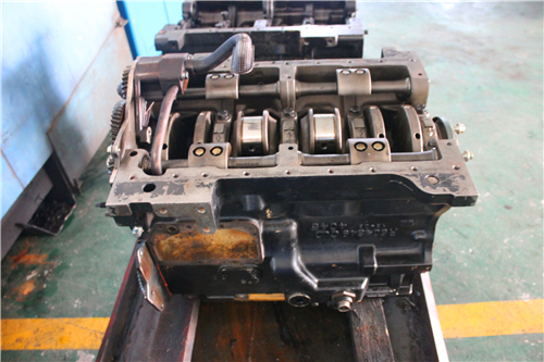 John Deere約翰迪爾強(qiáng)鹿柴油發(fā)動機(jī)搖臂總成的裝配